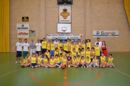 Foto de familia del VIII Campus de Baloncesto junto con la concejal de Deportes, Carmen Beatriz Alcolea