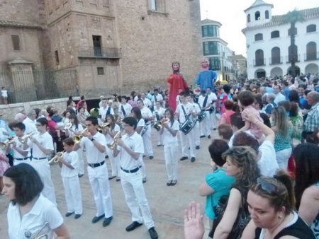 Mucho público para ver el desfile inaugural de la feria 2013