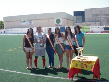 Señorío V.2.0. recibe el trofeo de campeón de fútbol 7