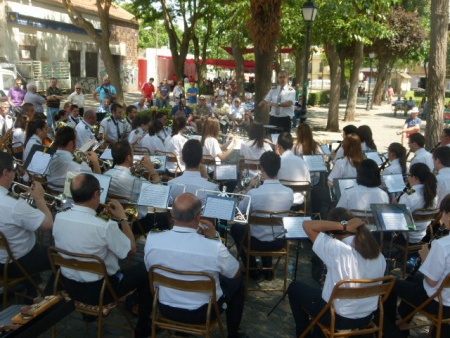 Actuación de la Banda en el parterre del río