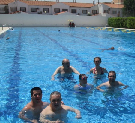 Usuarios del Centro Ocupacional durante las actividades en la piscina