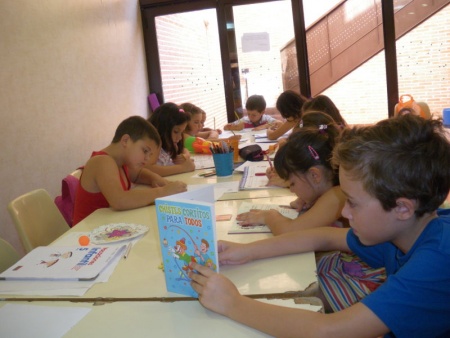 Niños participando en el programa "Abierto por vacaciones"