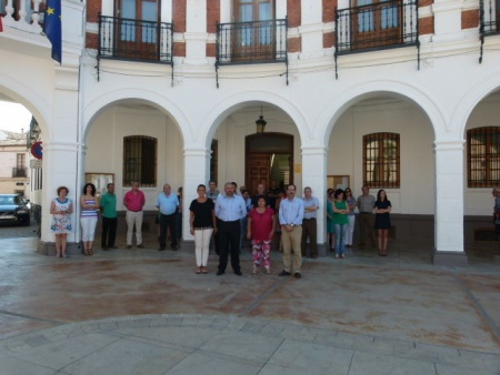 Minuto de silencio en el Ayuntamiento de Manzanares en homenaje a las víctimas de Santiago