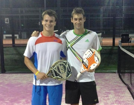 Carlos Bautista y Carlos Puche posando como campeones del torneo de feria de pádel