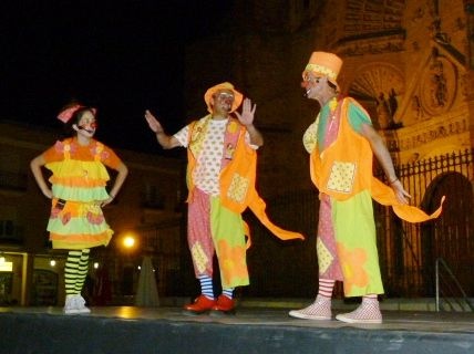 Grupo de payasos "Carambola" durante la actuación en la plaza de la Constitución