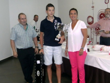 Lola Serna entrega del trofeo a Manuel Blanco Díaz-Cano, que recientemente se proclamó campeón de España de selecciones autonómicas