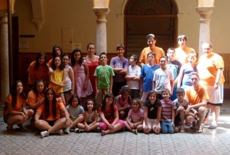 Participantes y monitores del Campamento Urbano junto a la concejal de Juventud, Carmen Beatriz Alcolea