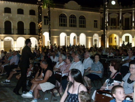 Rafa Garcel abandonó por momentos el escenario para interpretar uno de sus temas junto al público