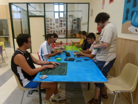 Primera sesión del taller de cartas coleccionables