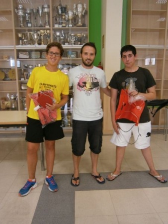 El monitor de la actividad junto a Sergio Marchán, ganador del torneo, y Víctor Arias Lozano, subcampeón