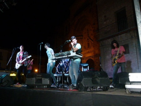 El grupo Planeta 80 durante su concierto en la plaza de la Constitución