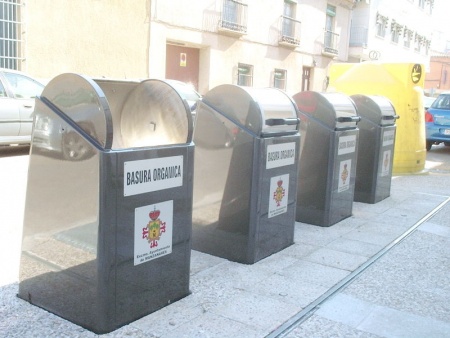 Contedores de basuras en una calle de Manzanares