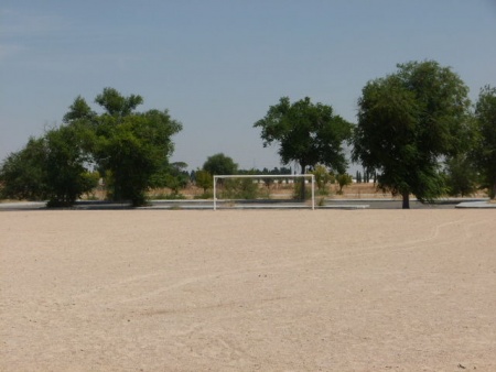 Campo de fútbol del barrio Avenida del Parque tras su limpieza