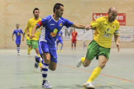 El capitán De la Cuerda se marcha de un jugador del Jaén. Foto: Roque J. Cuesta