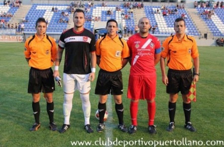 Los capitanes de ambos equipos, antes del partido. Foto: www.clubdeportivopuertollano.com