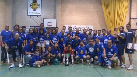 La plantilla, con el Trofeo "Guaita", posa junto a miembros de la peña "Dónde has Cargao". Foto: Facebook de esta peña.