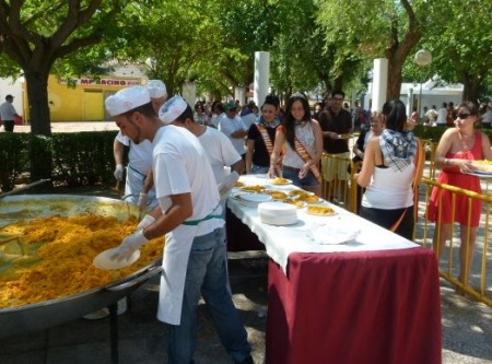 Reparto de paella a cargo de las zagalillas