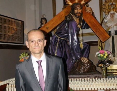 Manuel Galego Arroyo, junto a la imagen de Jesús del Perdón