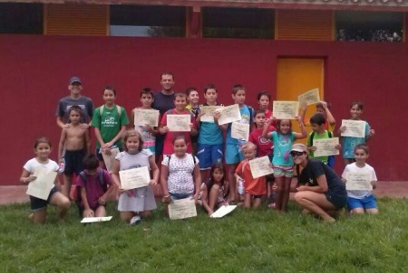 Entrega de diplomas a un grupo de los cursillos de natación celebrados en agosto