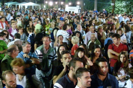 Mucho público en los paseos del Río durante la verbena