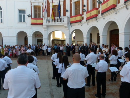 Antes del acto hubo una recepción en la plaza con la actuación de la banda