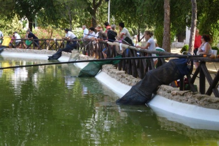 Participantes en el concurso de pesca en el parque