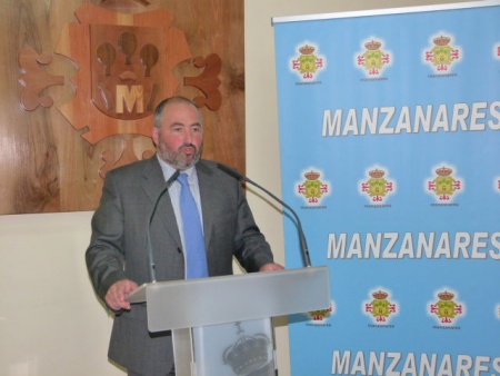 Alfonso Mazarro, concejal de Hacienda, en rueda de prensa