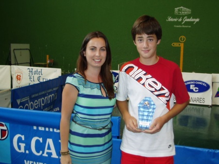 Manuel Serrano posa con su trofeo de campeón junto a la concejal de Deportes