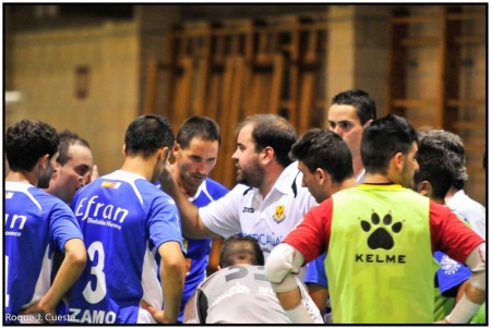 Quique Soto dando instrucciones a los suyos. Foto: Roque J. Cuesta