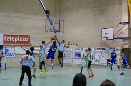 Lance del partido entre el CB Opticalia y el Albacete Basket