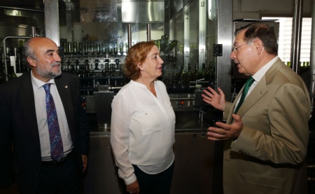 María Luisa Soriano y el alcalde, durante su visita a "Vinícola de Castilla"