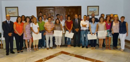 Foto conjunta de los participantes con organizadores y autoridades