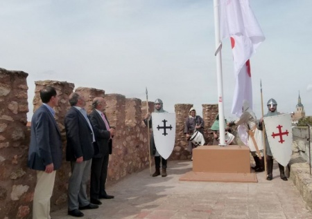 Momento del izado de la bandera de la Orden de Calatrava