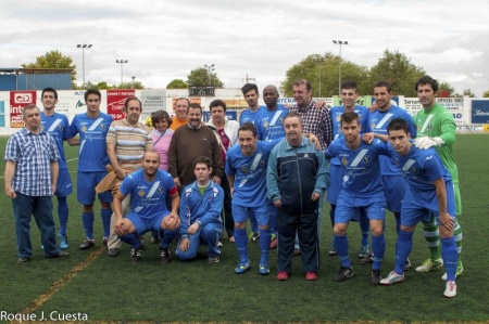 Usuarios del Centro Ocupacional junto al Manzanares CF. Foto: Roque J. Cuesta