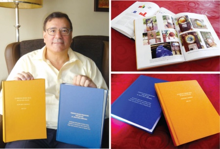 El Dr. Gómez-Cambronero, con los libros entregados a la biblioteca municipal