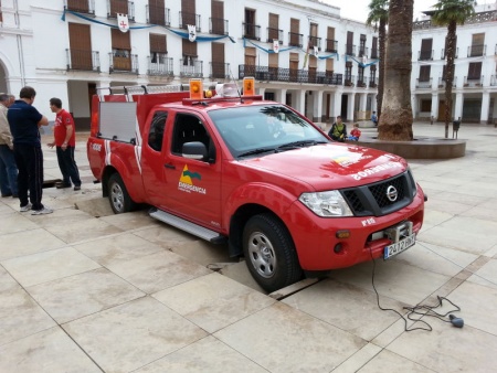 El inadecuado pavimento de la plaza cedió al paso de los bomberos