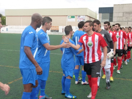 Bibi, en primer término, durante el saludo previo al partido ante el Pedroñeras