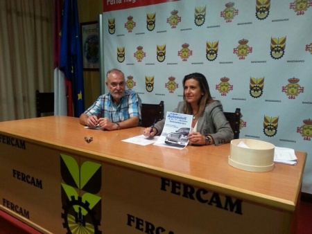 Lola Serna, concejal de Ferias, y Nicolás Mata, secretario de los eventos feriales, durante el encuentro con las empresas del sector