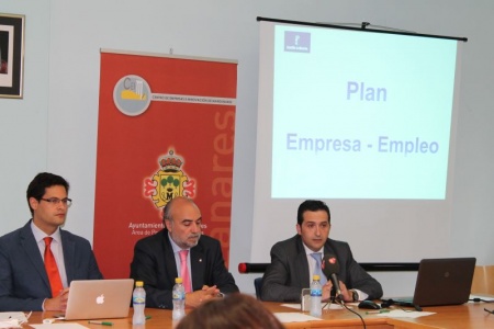 Presentación del proyecto a empresarios locales en el Centro Social del Nuevo Manzanares