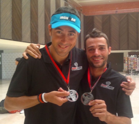 Navas y Calle en Huelva con sus medallas