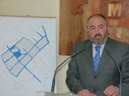 Alfonso Mazarro junto al plano de actuación de la remodelación