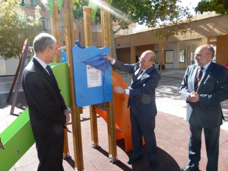 Momento de la inauguración del parque infantil del Nuevo Manzanares por el Subdelegado del Gobierno, Fernando Rodrigo