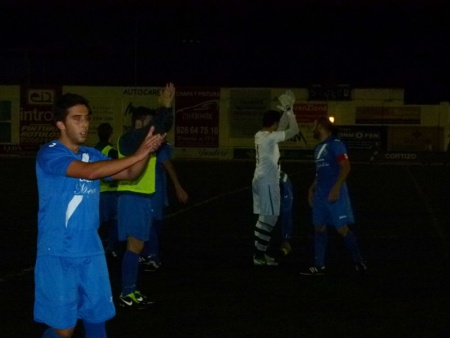 Tras el 5-0 a favor, los jugadores del Manzanares CF saludan a la afición al finalizar el partido