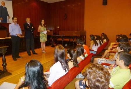 Foto del acto de entrega de carnets con los concejales de Educación y de Juventud junto al alcalde