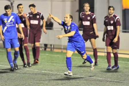 Edu Corrales celebra el segundo tanto del Manzanares CF. Foto: Roque J. Cuesta