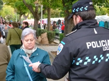 Agentes de la Policía Local entregaron folletos con consejos en el mercadillo