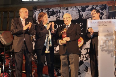 La Consejera de Agricultura entregó el reconocimiento a Antonio Mendiola. Foto: Carlos Caba