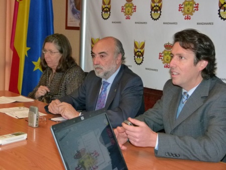 Inauguración del curso sobre cultivo del azafrán. Pilar Vargas, Antonio López de la Manzanara y Esaú Martínez.