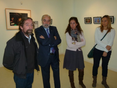 Manuel Ruiz Toribio, autor de las fotografías, durante la inauguración de la exposición