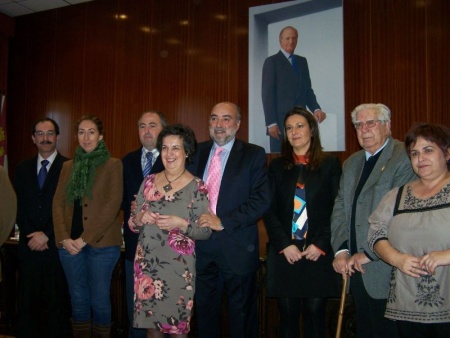 Marisa Acevedo, junto a miembros del equipo de gobierno, con motivo del homenaje por su jubilación en enero de 2012